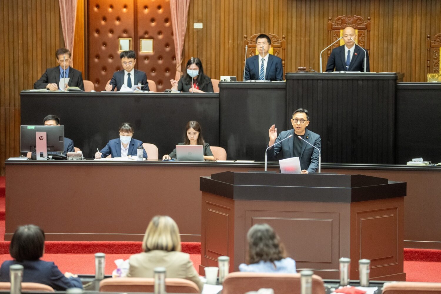 葛如鈞指出,民進黨此次原始總預算高達3兆1324億,即便刪減後仍達2兆9千億,已是史上最高,竟還嫌不夠,最後居然把希望政府節省的錢,砍在人民的頭上。(圖/葛如鈞國會辦公室)