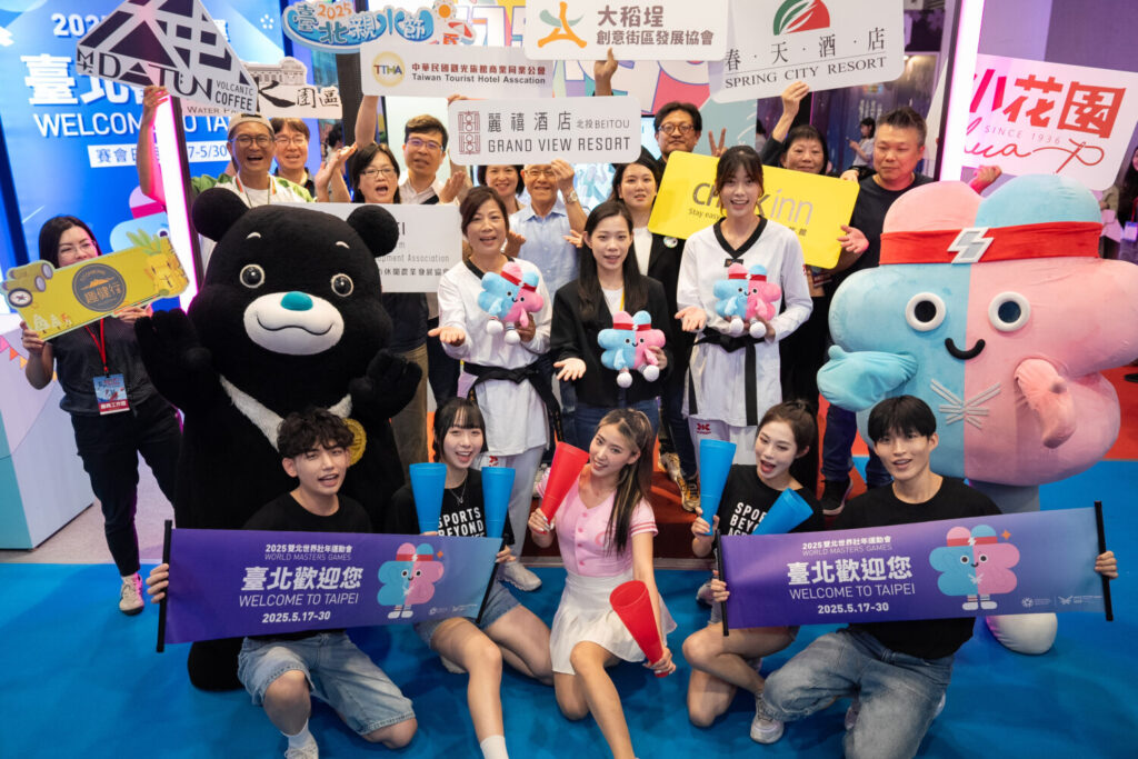 臺北市觀光傳播局余祥局長(中排右3)攜手在地優質品牌共同為「臺北館」開幕。(圖/臺北市政府觀光傳播局提供)