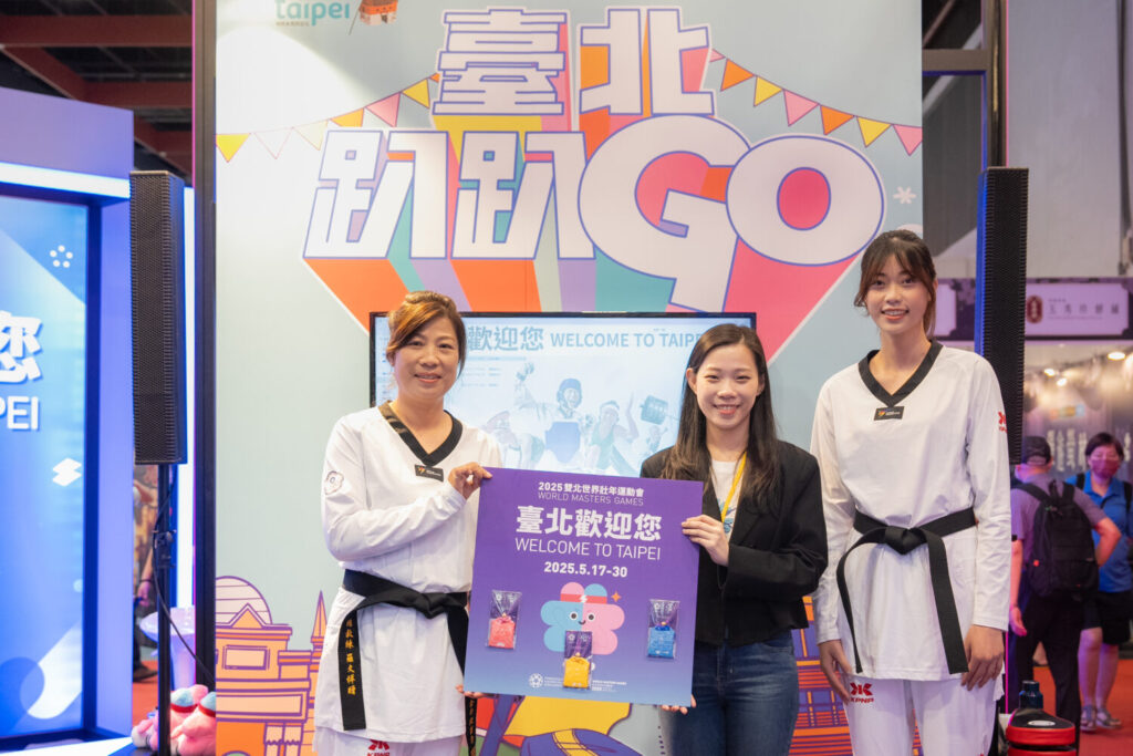 觀傳局余祥局長(中)贈送壯寶御守,祝福即將出賽世壯運的何千金女士旗開得勝。(圖/臺北市政府觀光傳播局提供)