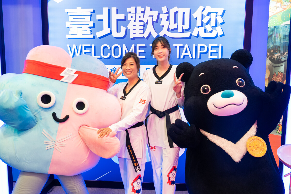 ▲「跆拳道甜心」羅嘉翎與母親何千金女士為世壯運選手加油打氣!