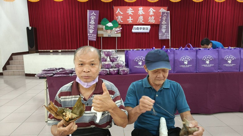 ▲人安陪伴生活貧苦的清寒單媽、學子、寒士及街友,亦能享用美味可口的粽香。