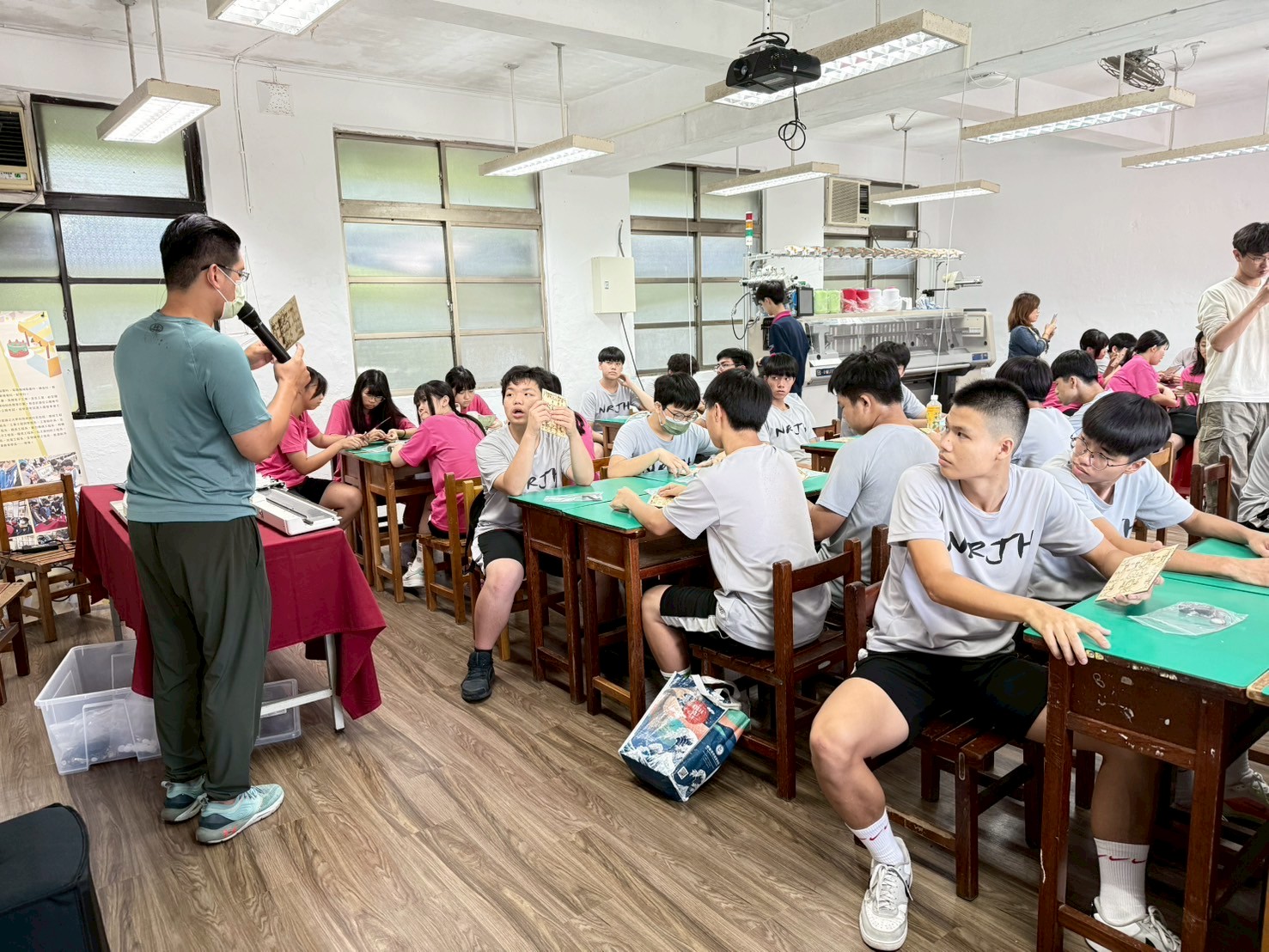 二信高中「探索群科職涯試探體驗課程」協助國中畢業生適性選擇 3 LINE ALBUM 1140523南榮國中 250523 6