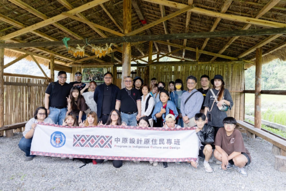 中原大學原專班113學年度全學年級學習成果展「設計共生:創意與環境的永續連結」登場 1 ▲中原大學設計原專班前往原鄉社區教學實踐現場。(圖/原專班提供)