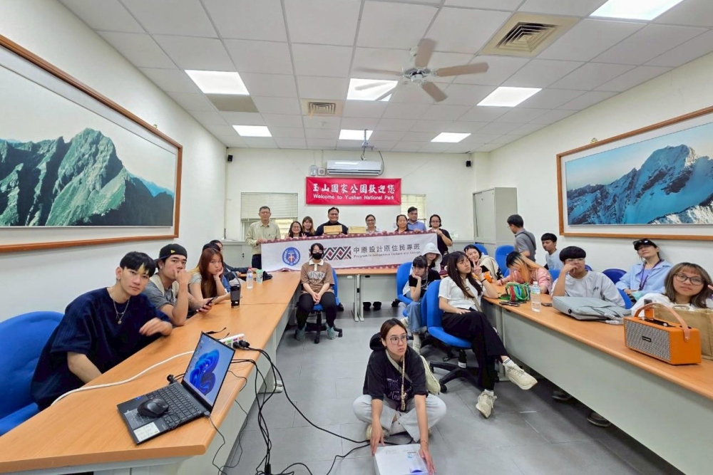 中原大學原專班113學年度全學年級學習成果展「設計共生:創意與環境的永續連結」登場 2 ▲中原原專班師生前往國家公園南安管理中心移地教學實踐「從課堂走入部落」,推動跨域。(圖/原專班提供)