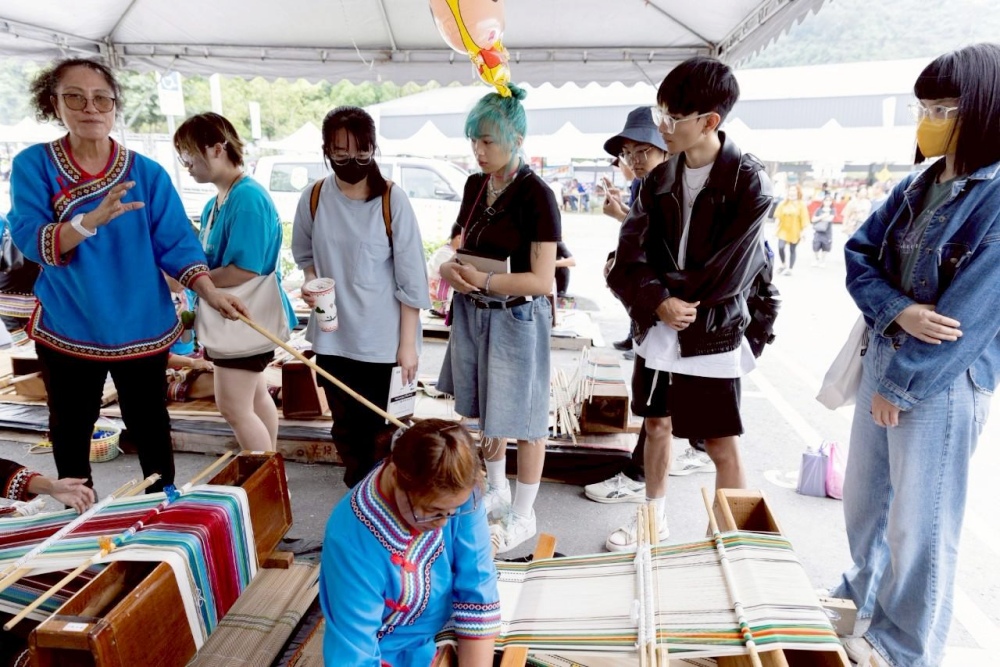 中原大學原專班113學年度全學年級學習成果展「設計共生:創意與環境的永續連結」登場 3 ▲中原師生實地觀摩研習並參與織布技藝設計思索設計如何成為文化傳承的媒介。(圖/原專班提供)