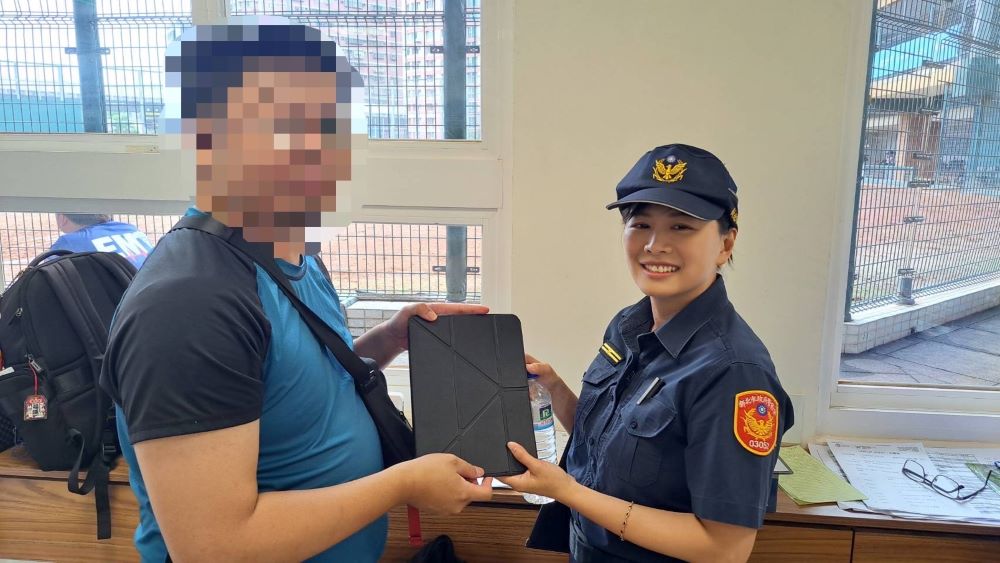 世壯運高手切磋交流 三重警高規格維安兼顧優質服務 1 《圖說》民眾對於三重警督察組巡官李’婕維迅速找回遺忘的ipad,優質服務與效率深感驚豔,充滿感謝。〈三重分局提供〉