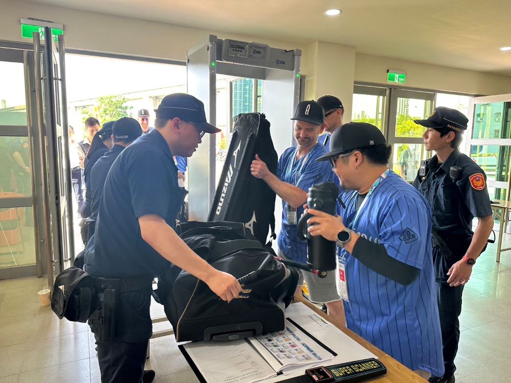 世壯運高手切磋交流 三重警高規格維安兼顧優質服務 2 《圖說》三重警除了優質服務與效率之外,對於賽事維安也嚴格把關,讓選手與民眾安心。〈三重分局提供〉