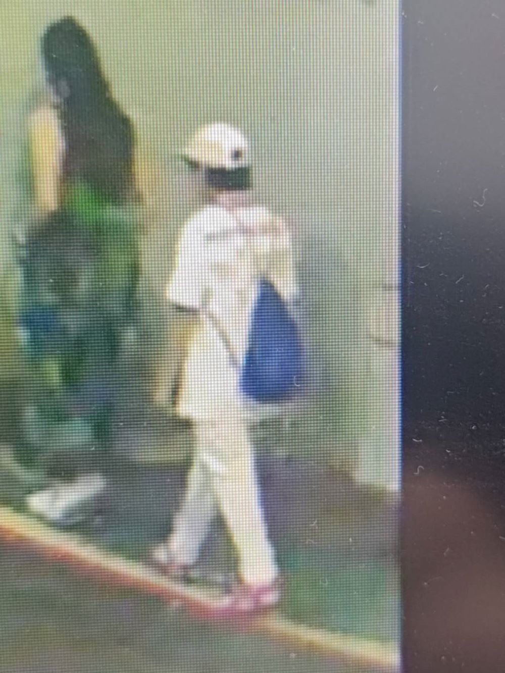 外籍6旬女選手逛夜市走失 板橋警地毯式搜尋迅速找回 2 《圖說》走失外籍逛夜市背影。〈板橋分局提供〉