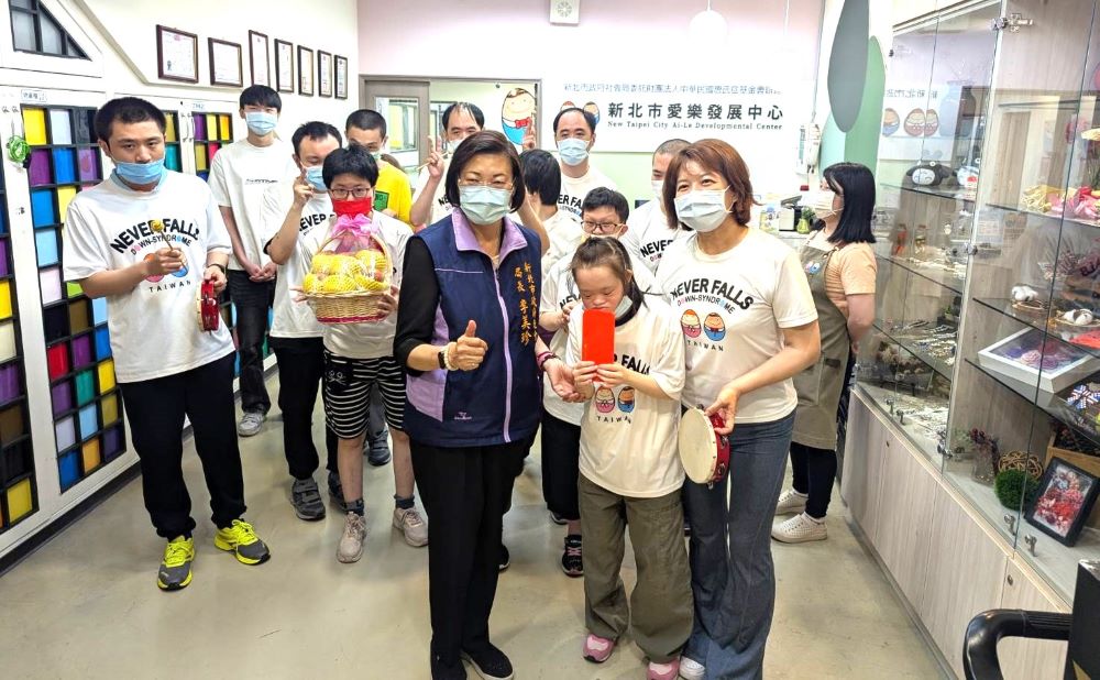 代表侯友宜致贈端節加菜金及蘋果 李美珍慰訪社福機構 3 《圖說》李美珍局長代表侯友宜市長到愛樂發展中心慰問,右為中心主任林爾思。〈社會局提供〉