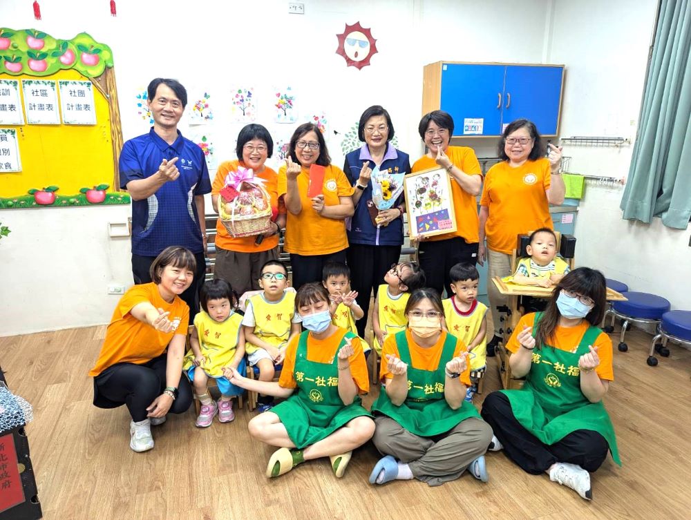 代表侯友宜致贈端節加菜金及蘋果 李美珍慰訪社福機構 4 《圖說》李美珍局長代表侯友宜市長到愛智發展中心慰問,收到小朋友的手作品回禮。〈社會局提供〉