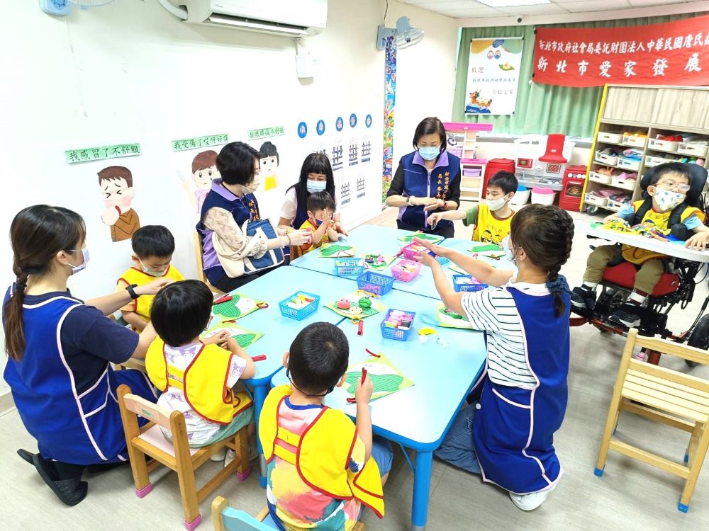 代表侯友宜致贈端節加菜金及蘋果 李美珍慰訪社福機構 5 《圖說》李美珍局長代表侯友宜市長到愛家發展中心慰問,並和小朋友一起互動。〈社會局提供〉