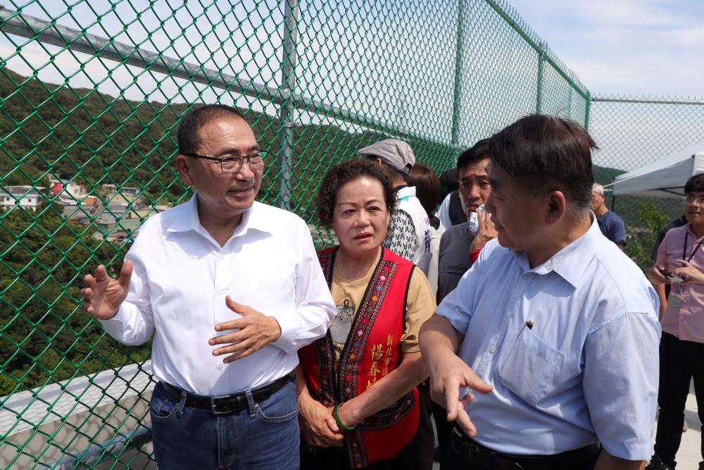 《圖說》侯友宜視察阿美家園邊坡修復作業情形，工務局長馮兆麟(右一)仔細解說。〈工務局提供〉