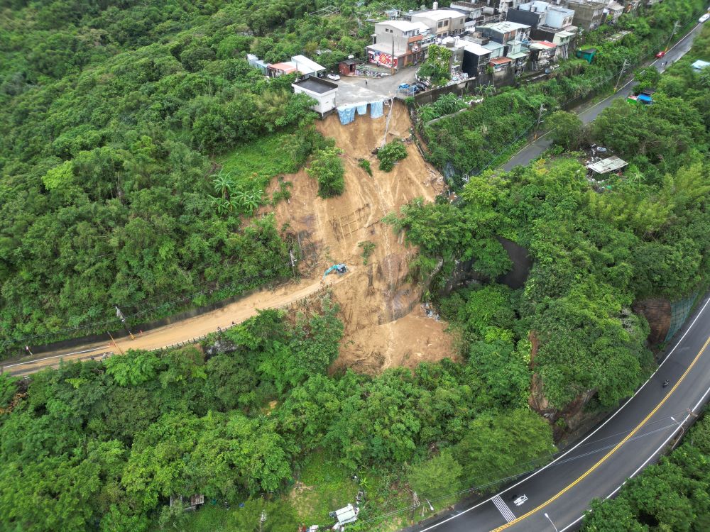 《圖說》瑞芳阿美家園社區聯外道路邊坡受到颱風侵襲發生嚴重崩塌，圖為修復前。〈工務局提供〉