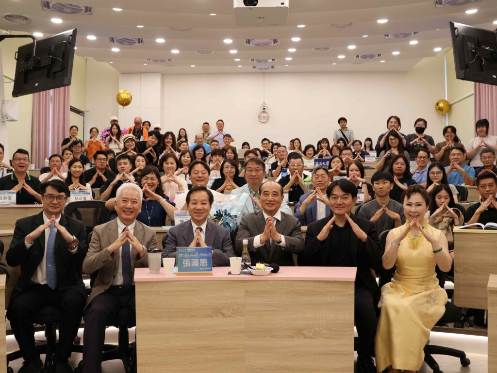 睽違60年王金平再披教袍 東海大學教授人生第一門學分課 3 S 88465496