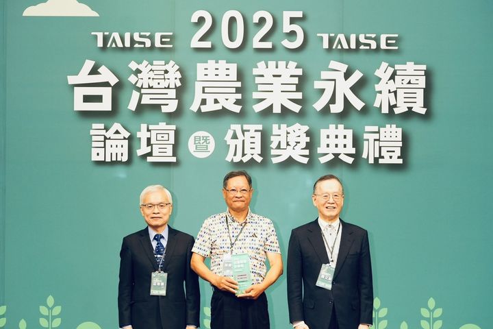(左起)農業部資源永續利用司莊老達司長、台灣休閒農業發展協會張國禎理事長、TAISE總召集人簡又新董事長。 圖:台灣休閒農業發展協會/提供