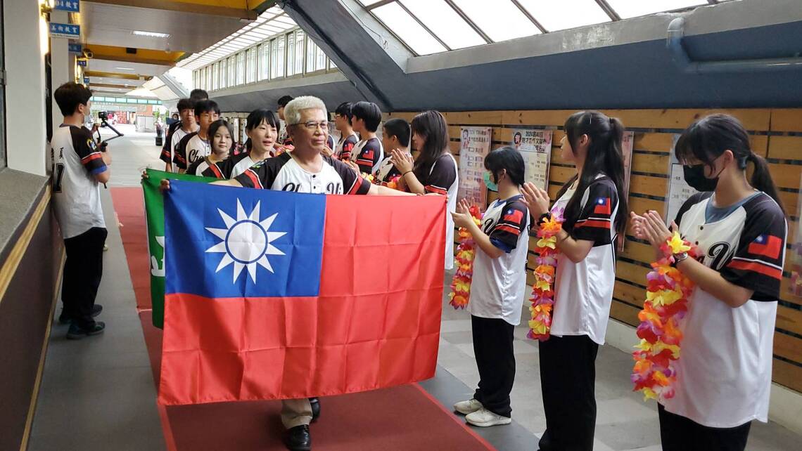 漾新聞|世界機器人大賽拿冠軍三金一銀史上最佳成績 正義中學校隊凱旋榮歸獻獎學校「台灣之光」