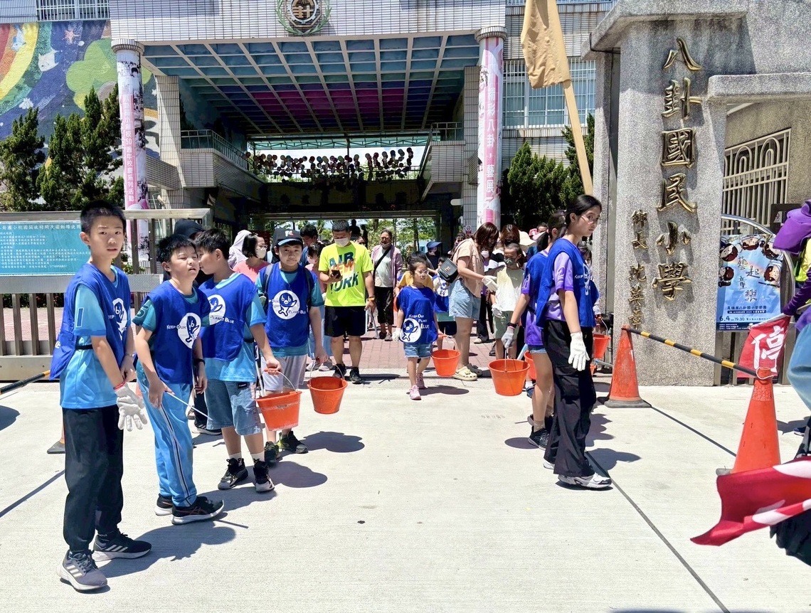 漾新聞|角落怪塑出沒!八卦國小親子淨街總動員