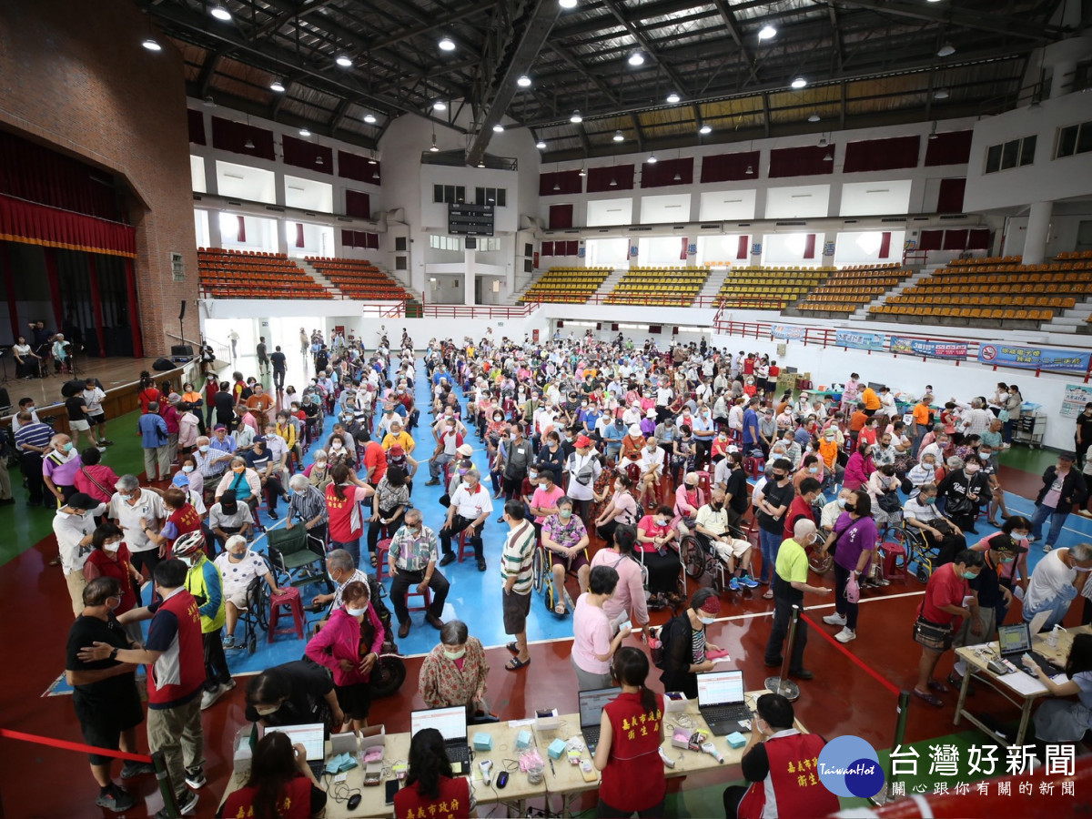 嘉義市府今天在東區體育館設置大型疫苗接種站，提供新冠JN.1疫苗與肺炎鏈球菌疫苗接種服務／嘉義市府提供