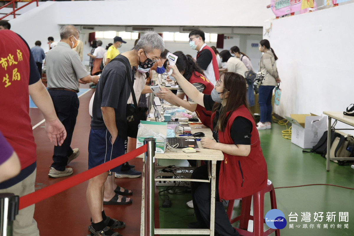 嘉義市府今天在東區體育館設置大型疫苗接種站,提供新冠JN.1疫苗與肺炎鏈球菌疫苗接種服務/嘉義市府提供