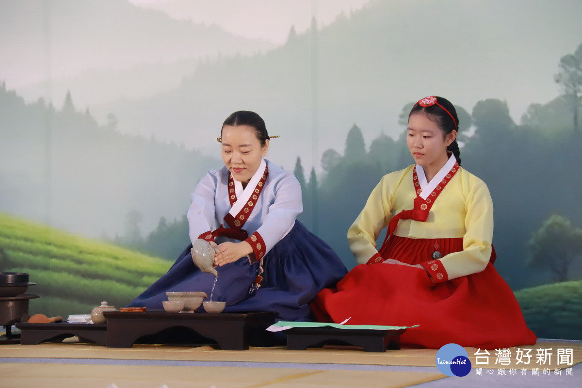 韓國茶道師展演迎賓禮儀。(記者扶小萍攝)