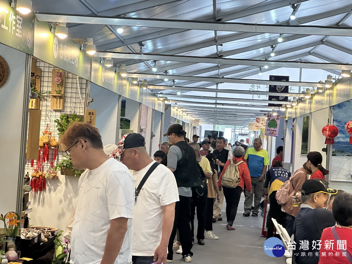 一大早茶道節會場就湧入不少遊客來參訪選購品好茶。(記者扶小萍攝)