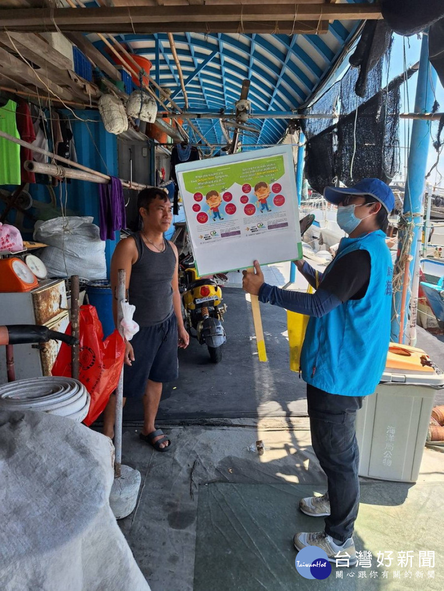 ▲高市海洋局於漁港區向外籍漁船員進行衛教宣導。