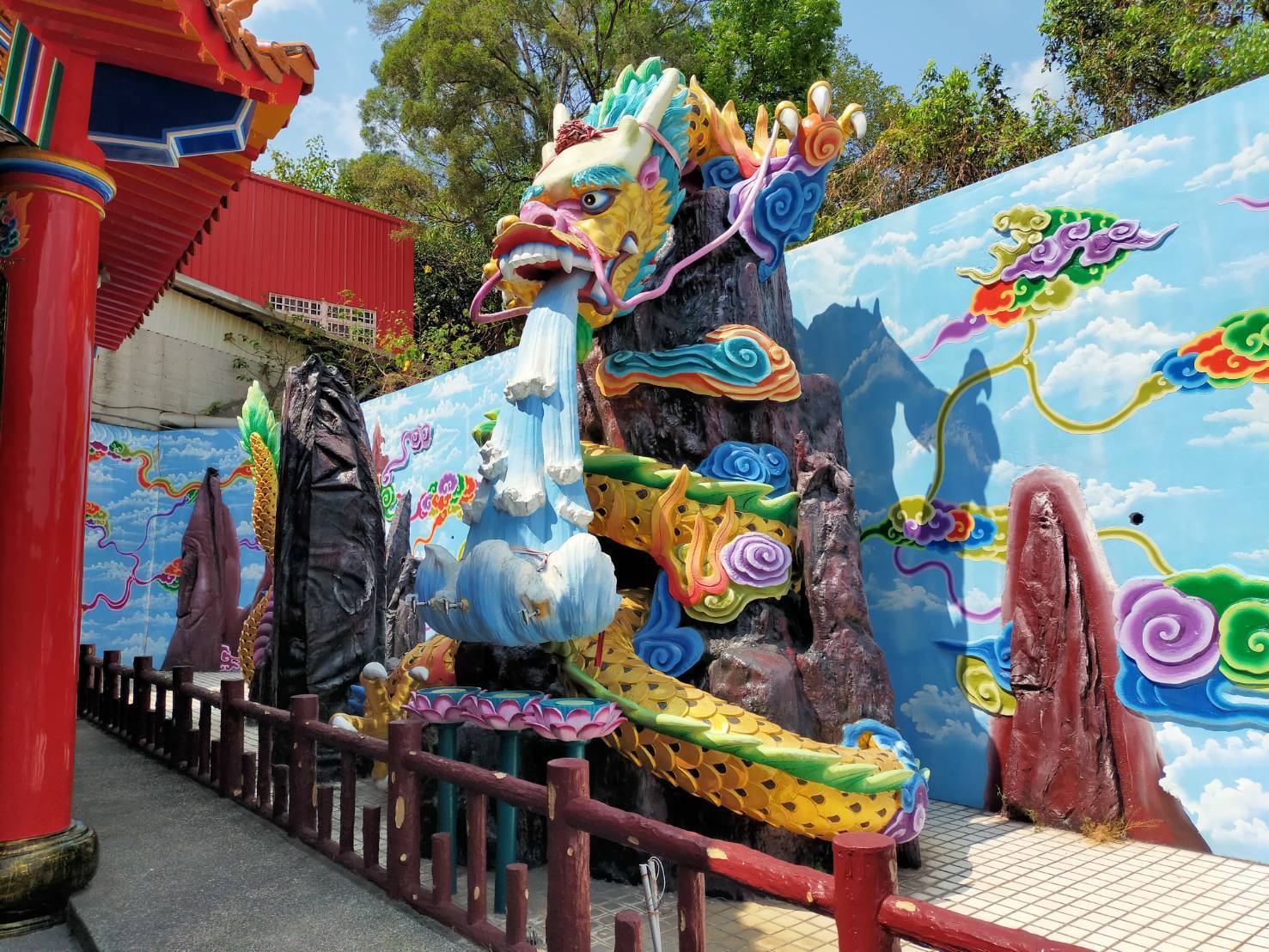 ▲圖說:「高雄東照山五行甘露水」民眾結緣,共度佳節。( 記者李堂安攝)