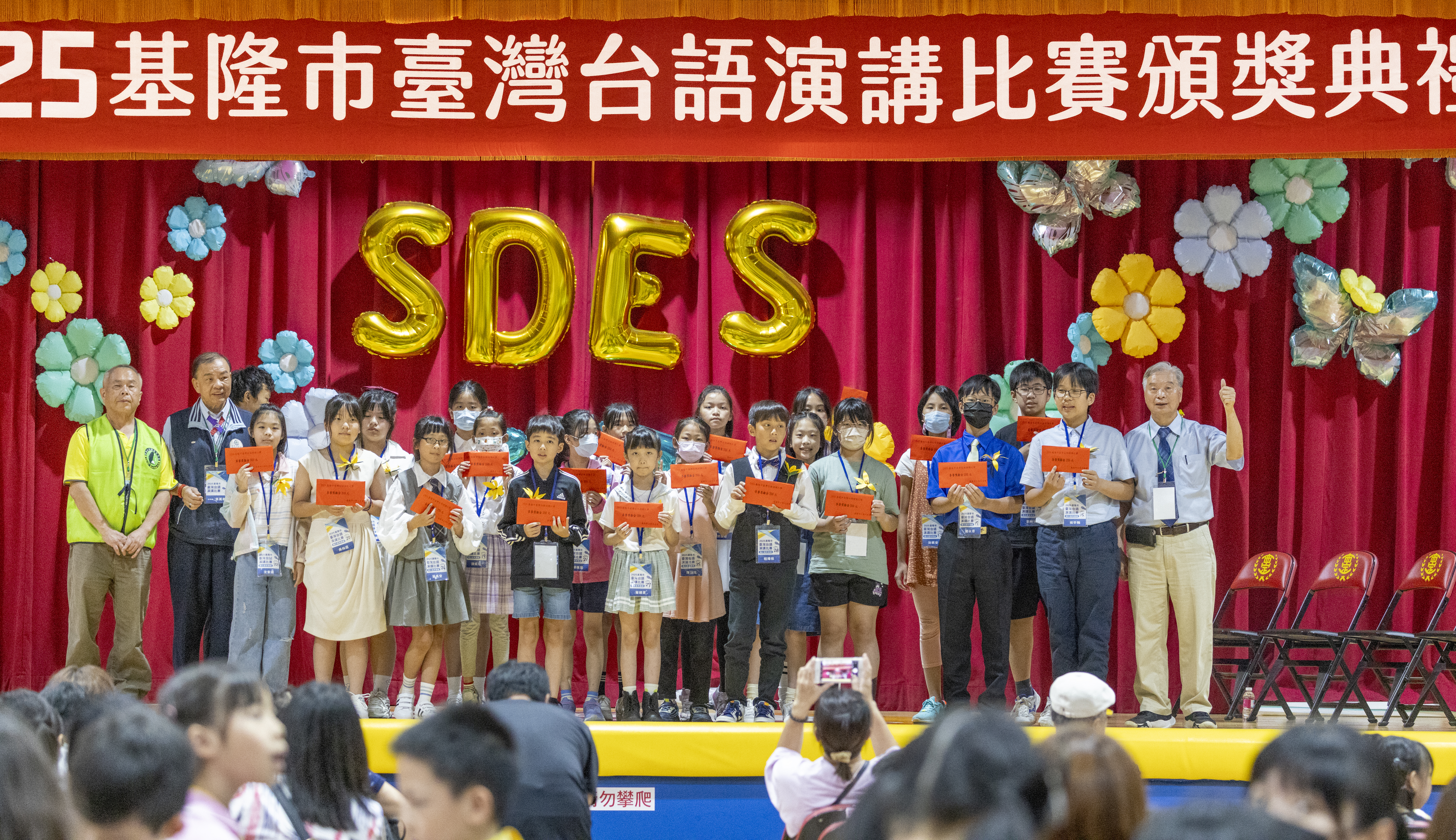 這次比賽頒發總計超過五萬元的獎勵金與獎狀,嘉勉學生努力學習母語的精神。
