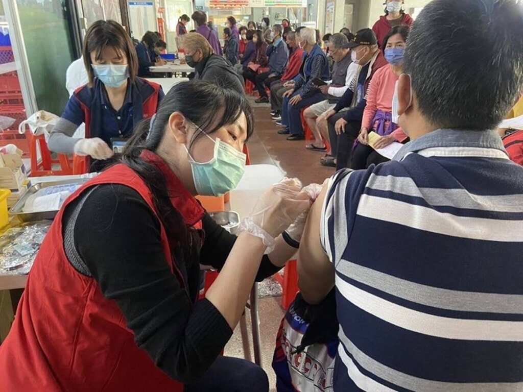 ▲新冠疫情升溫!出現這些症狀速就醫,屏東縣衛生局呼籲完整接種新冠疫苗,防護更升級。(屏東縣衛生局提供)