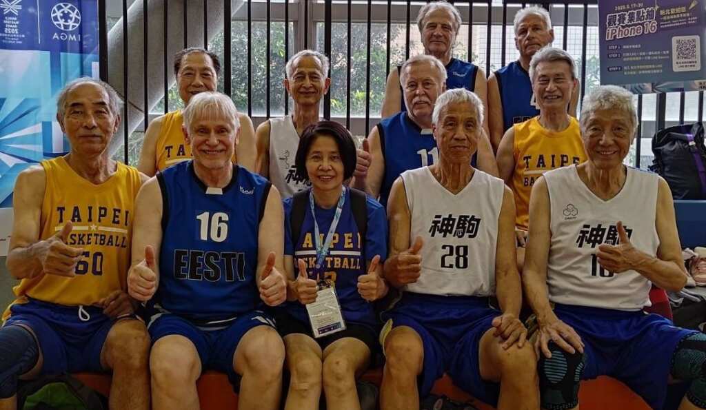 神駒傳奇的創造者檀徵麟(前排右一)，在台北市打造出令歐美國家籃球宿將都佩服的高齡冠軍奇蹟。 (潘安彥攝影)