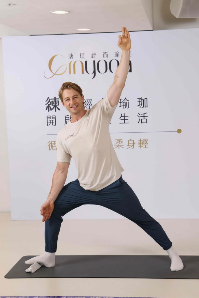 藝人法比歐擔任Ginyoga旗艦店出席嘉賓,示範經筋瑜珈