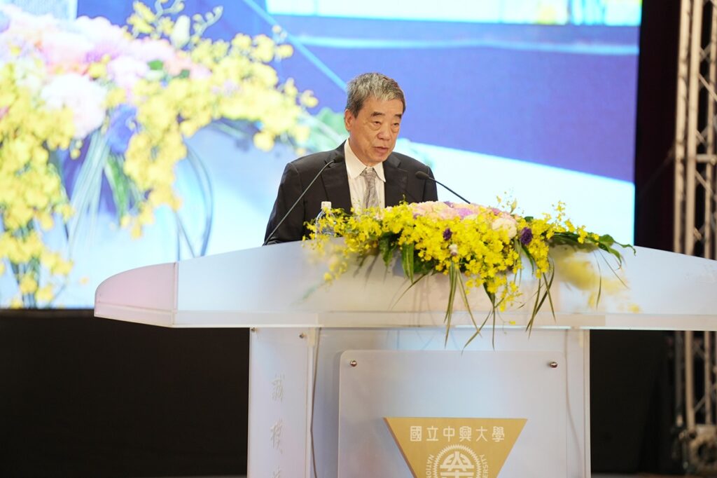 美國哈佛大學比爾蓋茲講座教授、台灣人工智慧學校校長孔祥重院士,興大畢典勉勵以深度思考擘劃未來。(圖/中興大學提供)