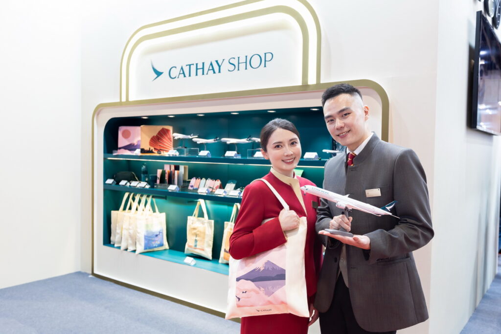 國泰航空多款高人氣選品限量登場，包括航點系列商品、飛機模型、制服童裝及小熊玩偶等，現場持聯名卡消費還享9折優惠。