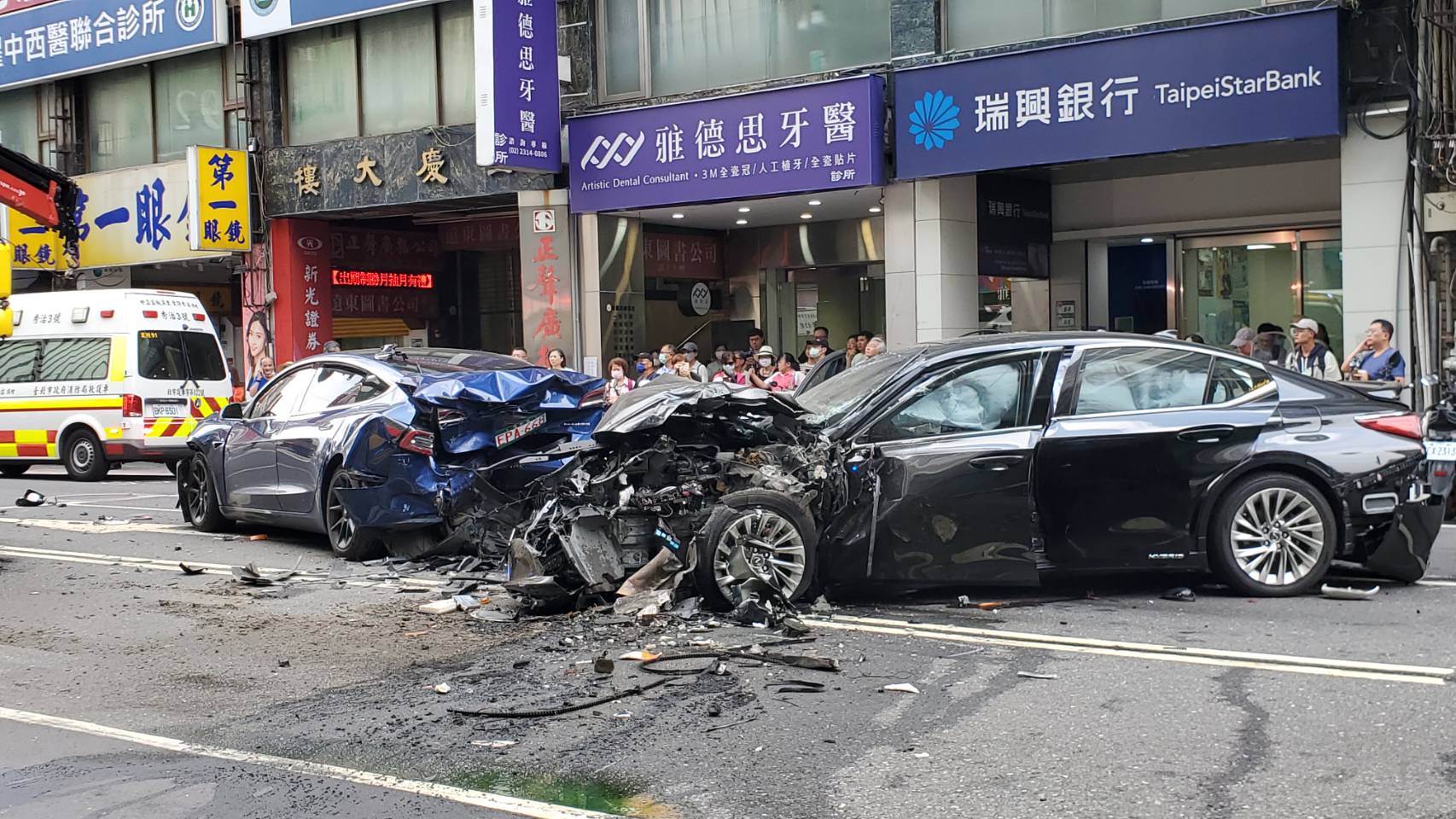 78歲無照董座車禍肇事「4次違規黑歷史」 妻厚顏稱:台灣駕照太難考 246 78歲無照董座車禍肇事「4次違規黑歷史」 妻厚顏稱:台灣駕照太難考 245