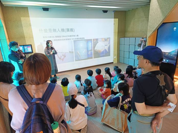 閱讀、科技雙結合!桃園啟用全台首座「無人機小巨蛋」不只借書還能踢球 無人機競賽4