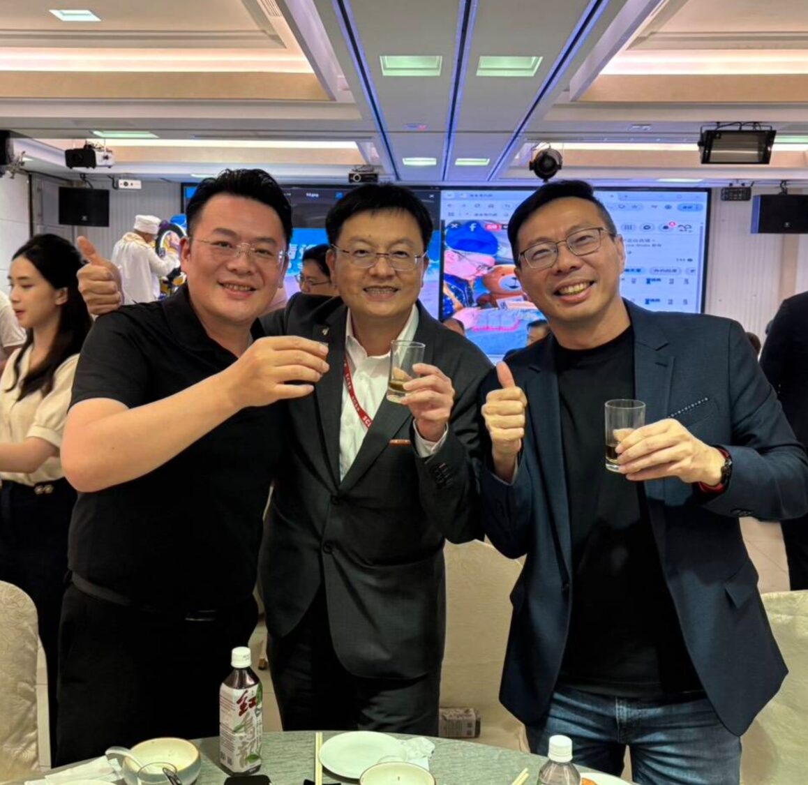 協會創會理事長羅允俊(圖左)表示,TEA創立初衷是整合專業資源,讓中小企業在這個平台找到成長助力。(記者 趙靜姸翻攝)