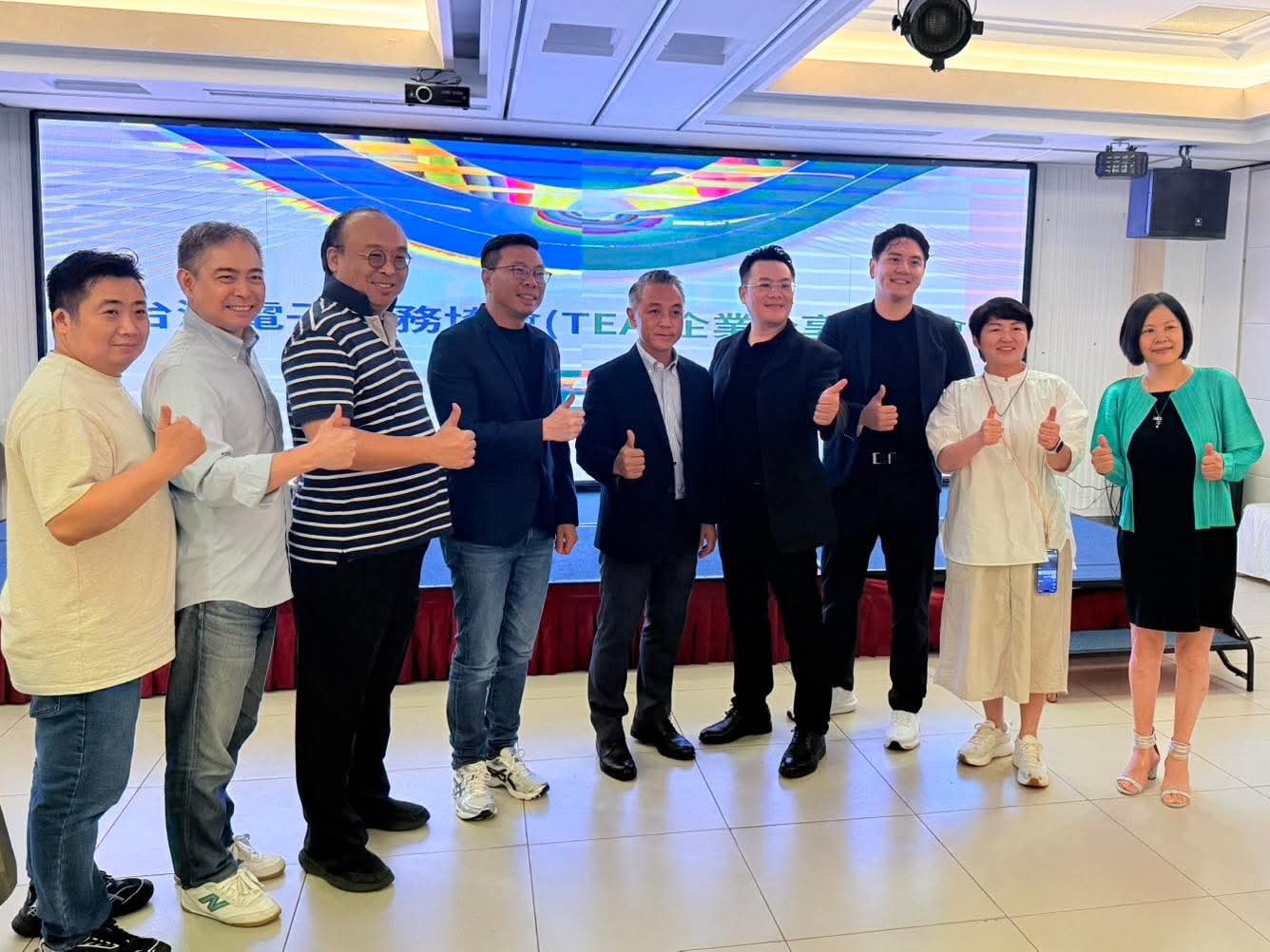 桃園山地原住民議員簡至偉(圖中)也特地親臨現場參與交流會。(記者 趙靜姸翻攝)