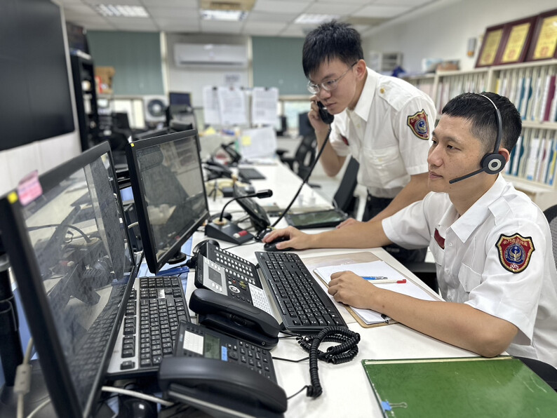 ▲派遣員溫言安撫穩定危機,「消防暖男」父心陪伴挽回一線生機。
