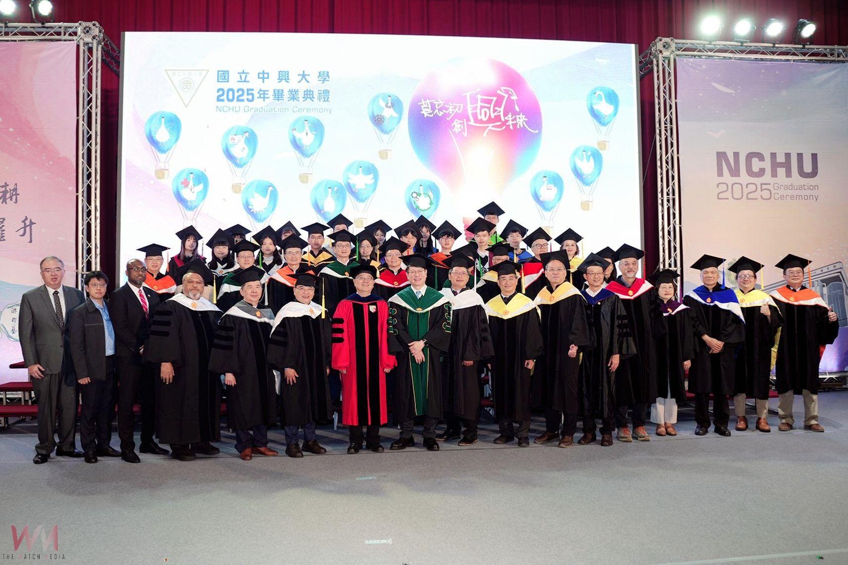 國立中興大學畢典登場 孔祥重院士勉勵以深度思考擘劃未來 - https://www.watchmedia01.com