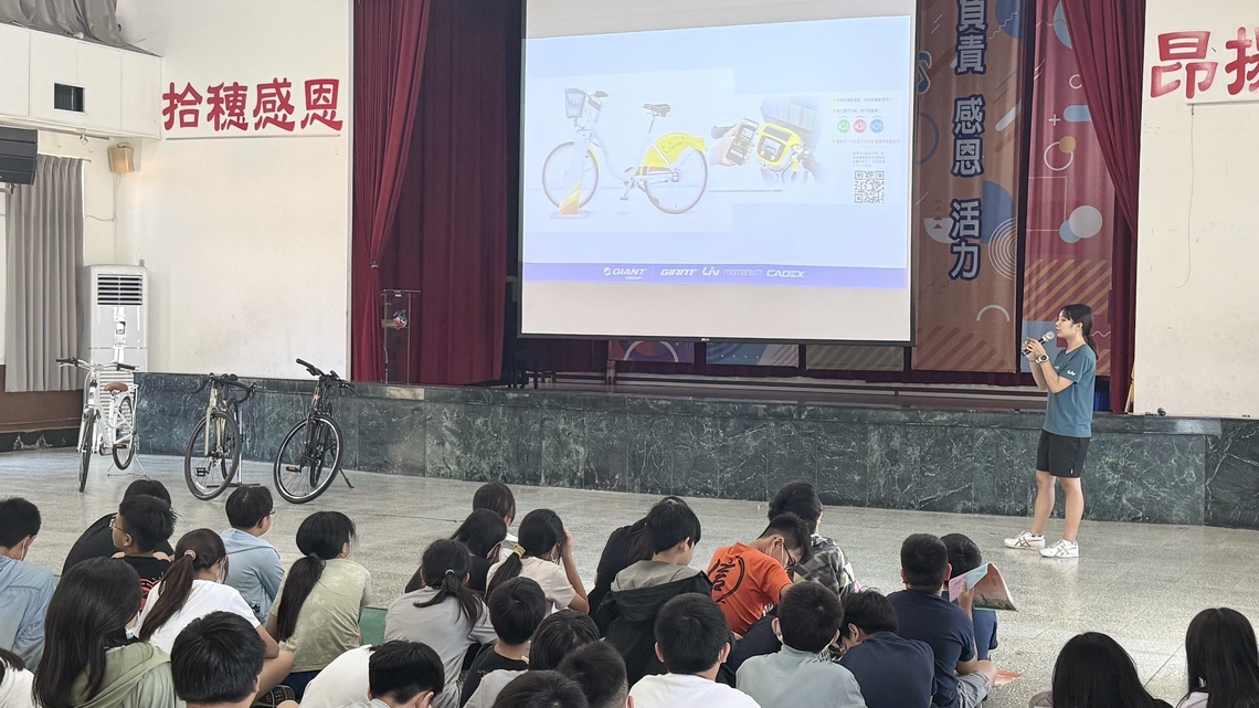 捷安特進校園教騎車,油廠國小師生樂翻學習。