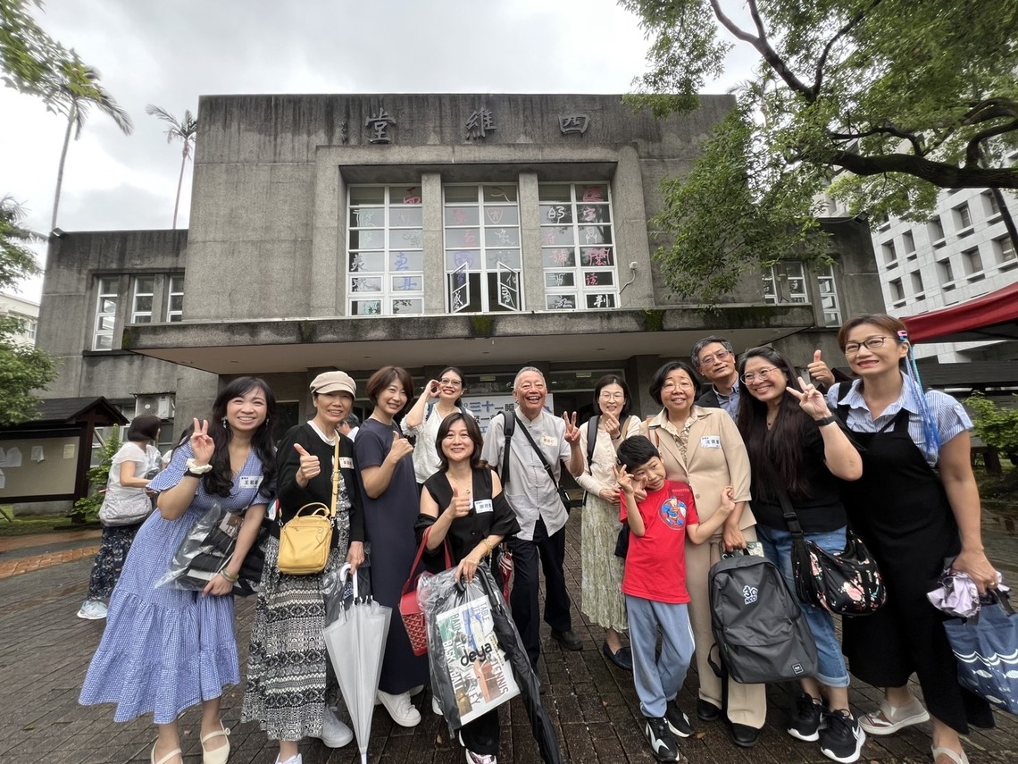 漾新聞|重返政大30年後再聚首 畢業校友四維堂雨中相擁