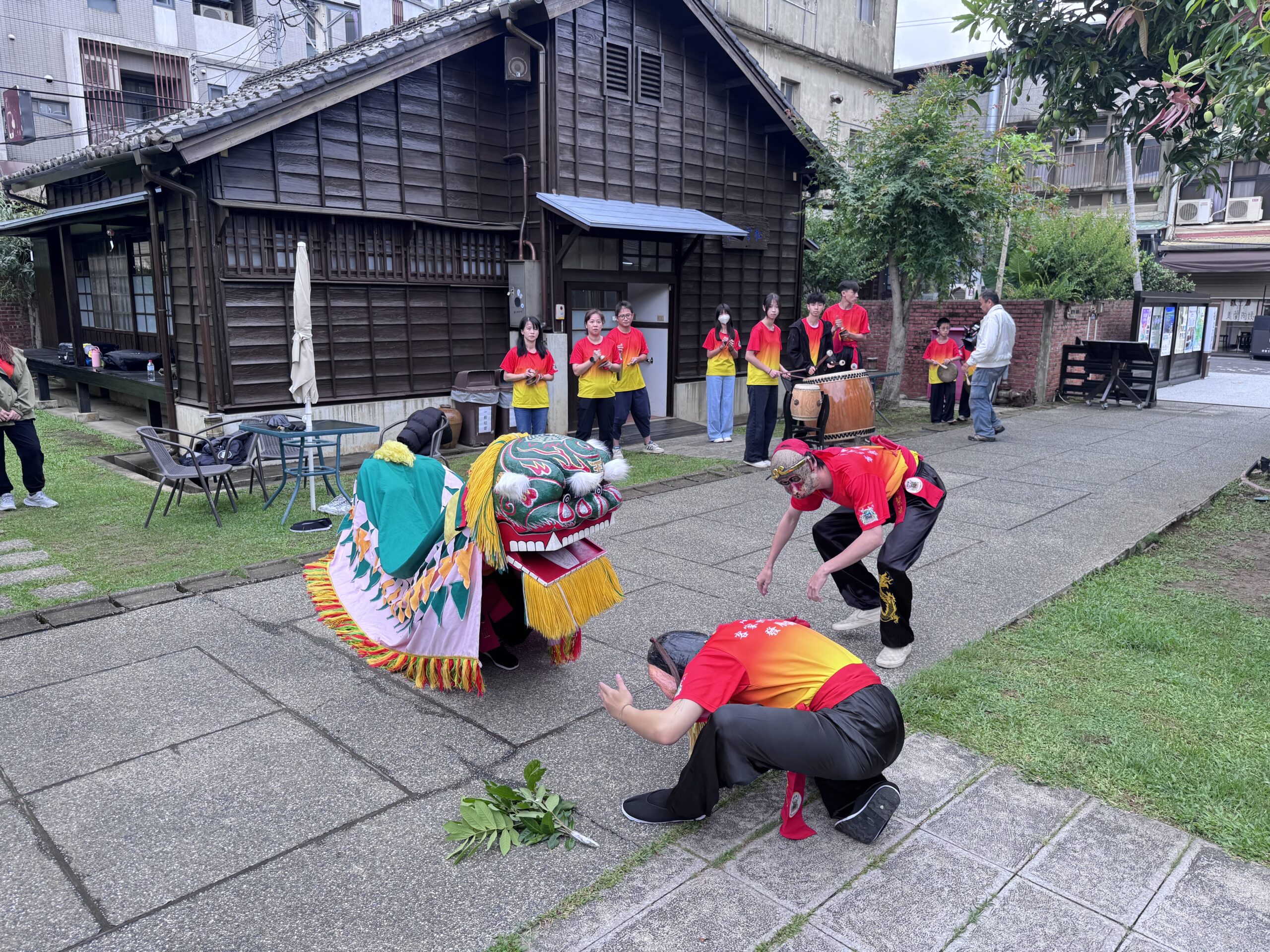 方口獅快閃 蕭如松藝術園區熱鬧舞獅吐「萬事如意」