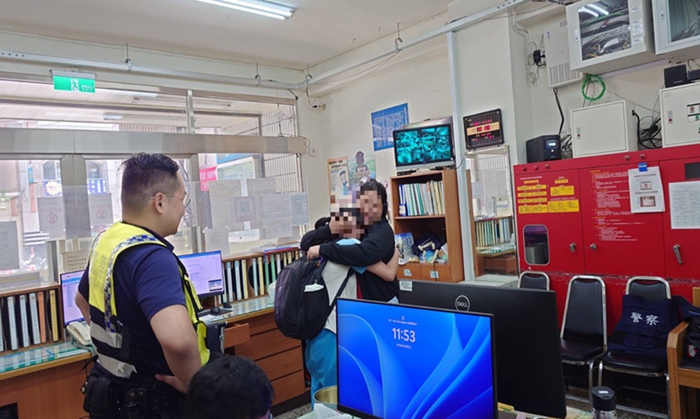 ▲圖說：小六女童搭公車錯過下車站，一路坐到921地震教育園區終點站，經員警援助與母親在派出所感動相擁 （圖／台中市政府 提供）