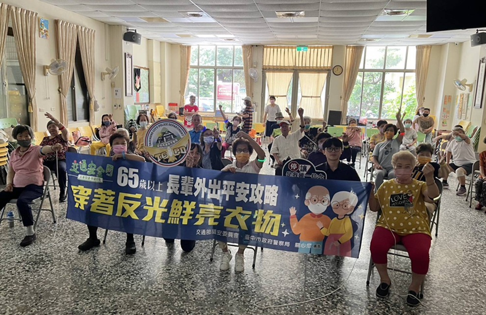 ▲圖說：中市交通警察大隊於活動中發放LED反光手環，提醒長者外出時穿著亮色衣物 （圖／台中市政府 提供）