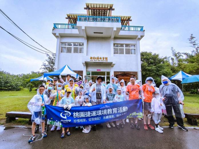 桃捷落實環保永續理念 攜手員工淨灘、體驗石滬匠師寓教於樂 73 2 3