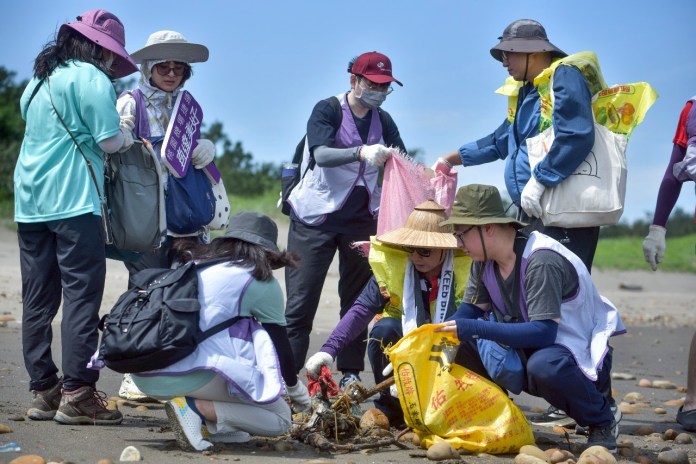 桃捷落實環保永續理念 攜手員工淨灘、體驗石滬匠師寓教於樂 74 3 4
