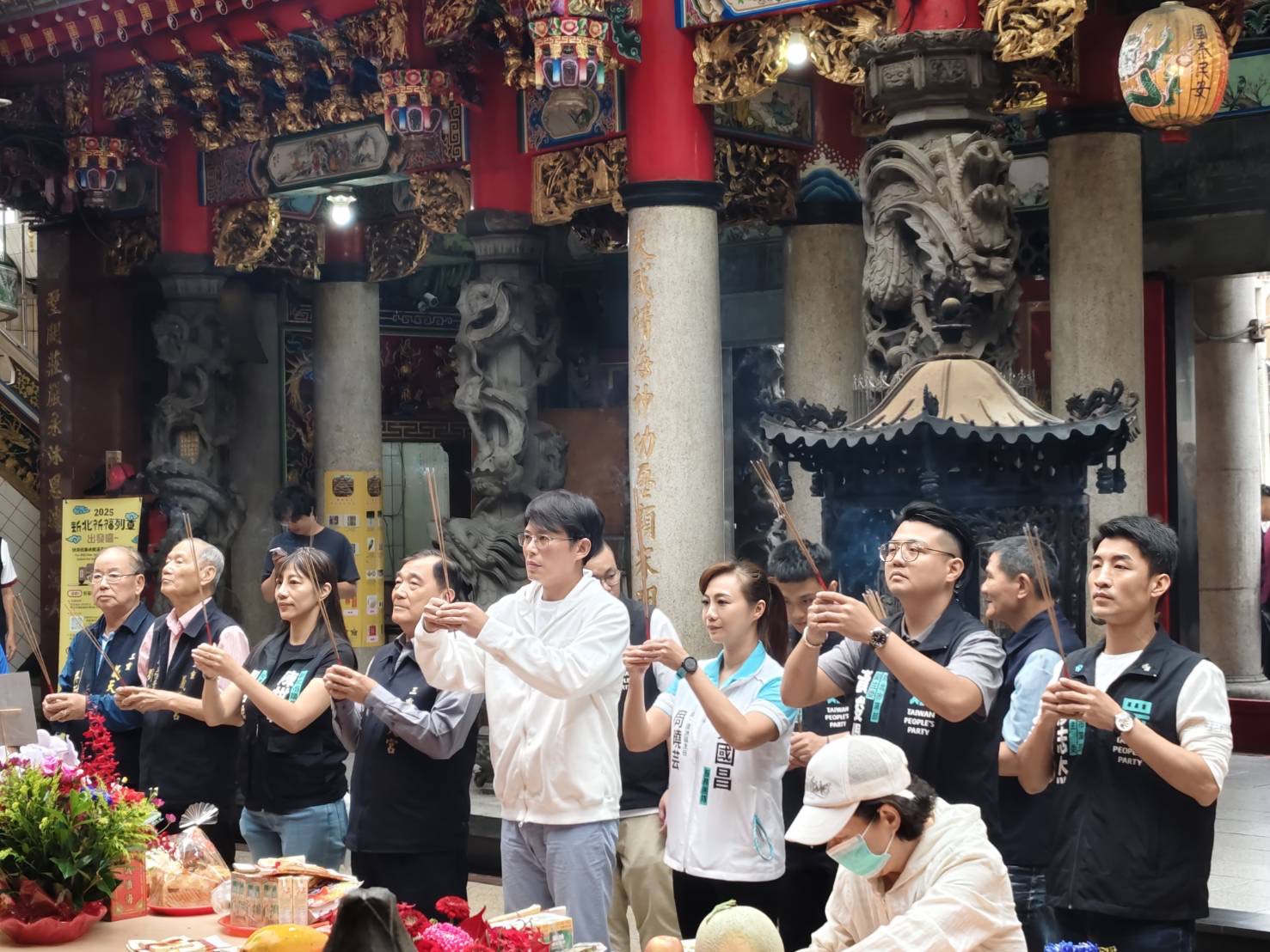 民眾黨三蘆服務處主任周曉芸上午陪同主席黃國昌前往新北市三重區義天宮參拜天上聖母。(圖/民眾黨立院黨團)