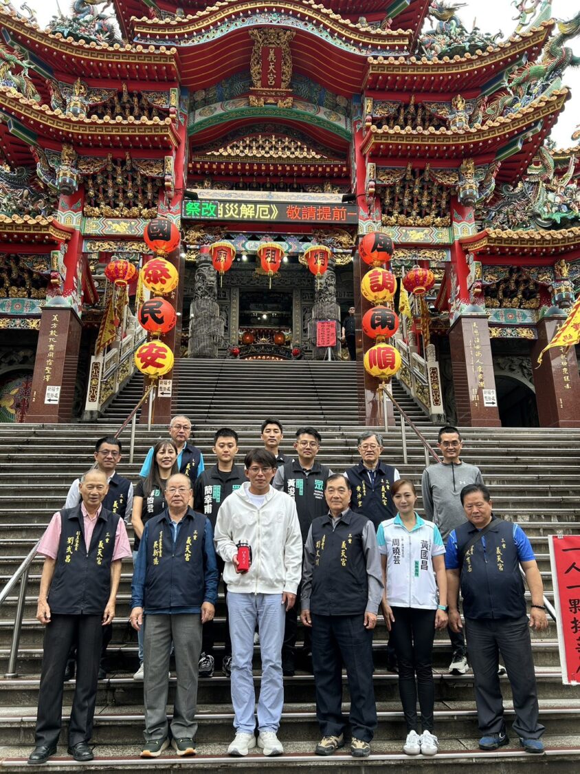 三重區義天宮主委劉文川(前右3)率同所有委員陪同接待黃國昌(前右4)和周曉芸(前右2)。(圖/民眾黨立院黨團)