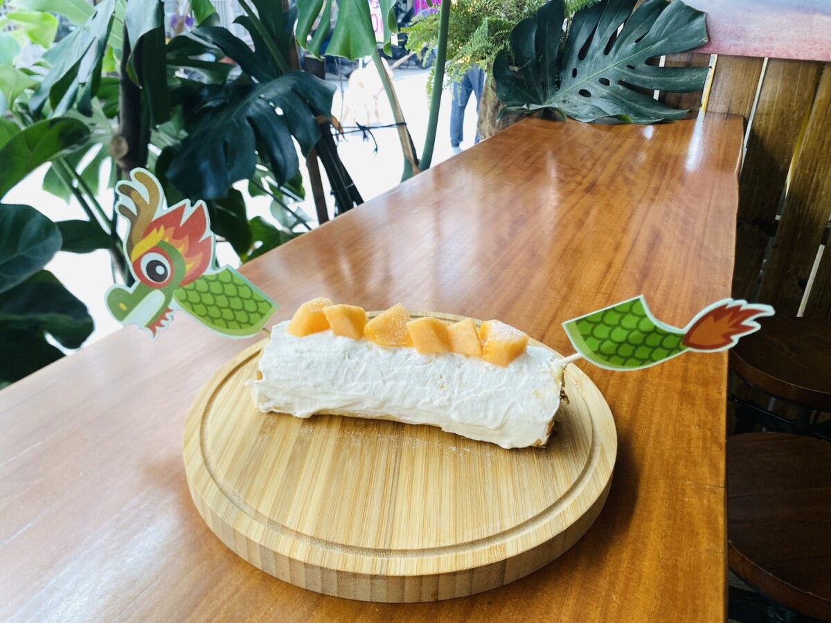 ▲親子家庭齊聚一堂,共同挑戰製作造型可愛、風味絕佳的龍舟造型蛋糕捲。(記者蘇峯毅攝)