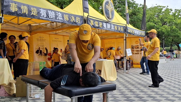 ▲山達基志願牧師團隊提供身心放鬆援助法服務。